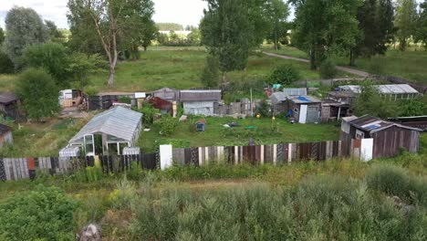 Drohnenvideo-Eines-Dorfes-Mit-Illegal-Selbstgebautem-Holzhaus-Mit-Garten