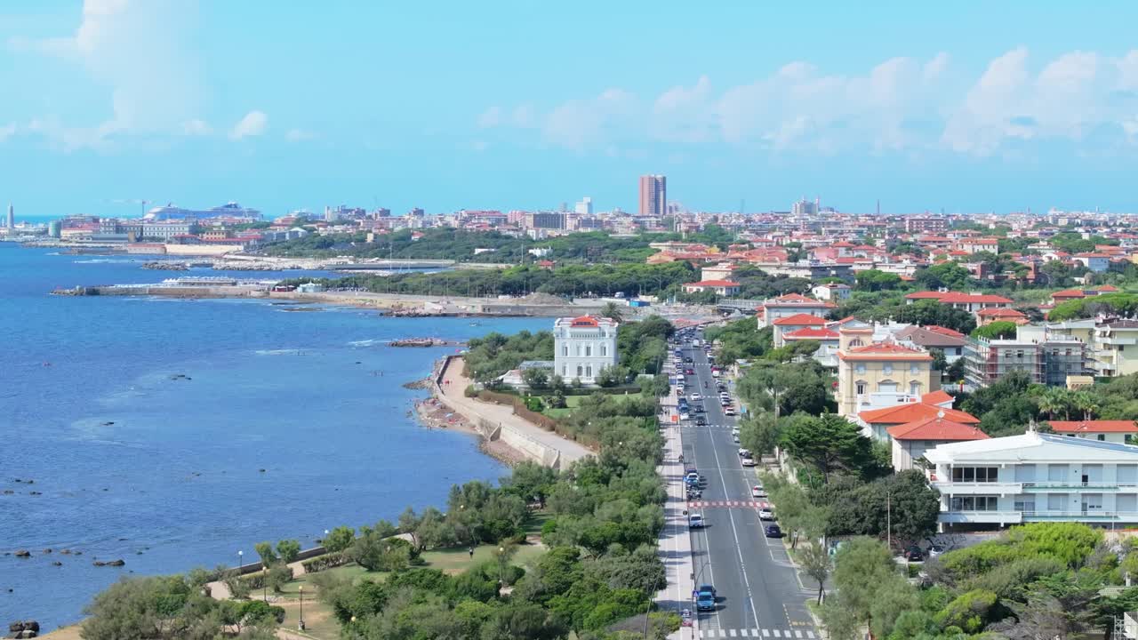 Billedskønt luftfoto fra siden af forstaden Livorno i Italien, med udsigt dybt mod nord mod industrihavnen og byens centrum langt fremme i horisonten