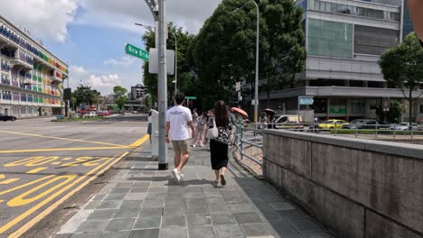 peatones caminando a través de una intersección de la ciudad.