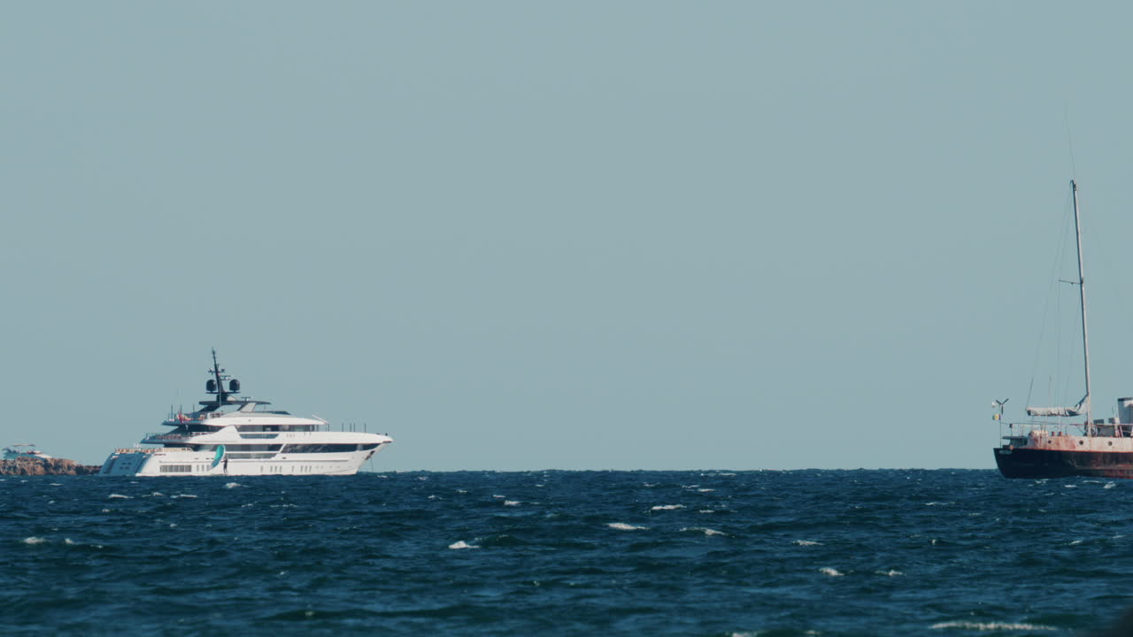 Elegante yacht bianco che naviga nel mare blu intenso al largo della costa di Cannes, Francia