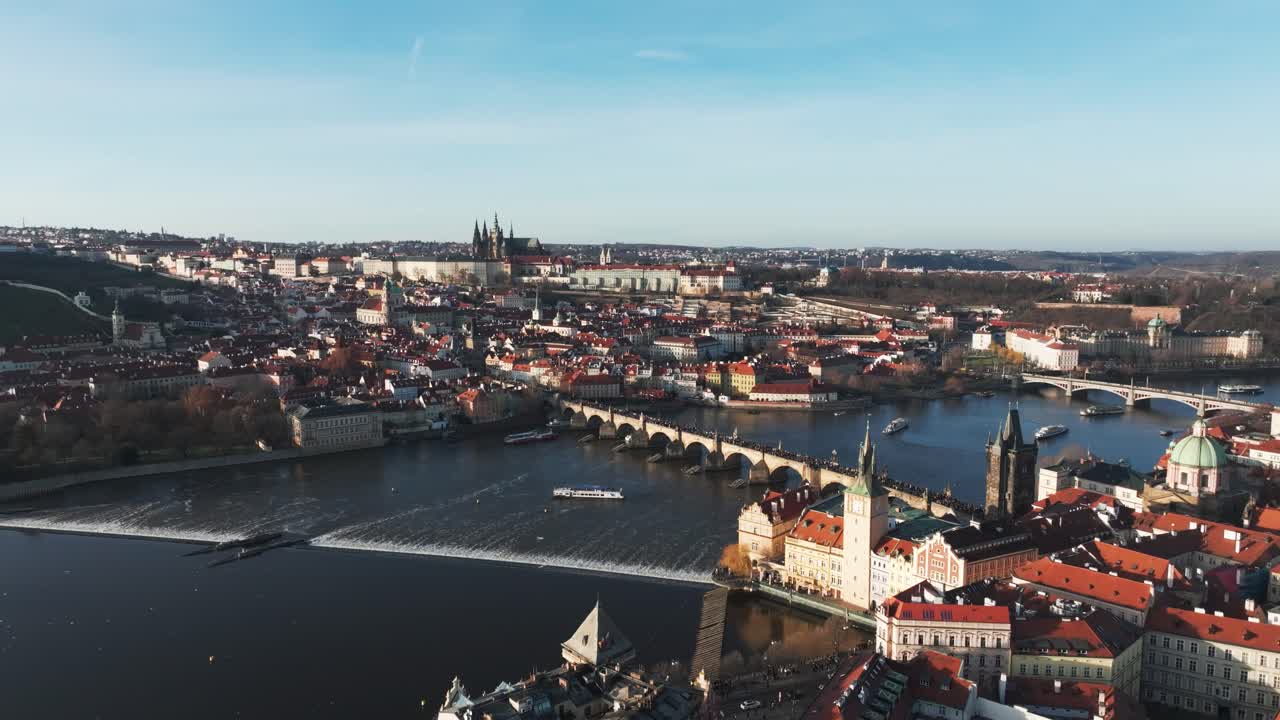 Vista aerea sul fiume, tetti rossi della Città Vecchia e skyline di Praga.