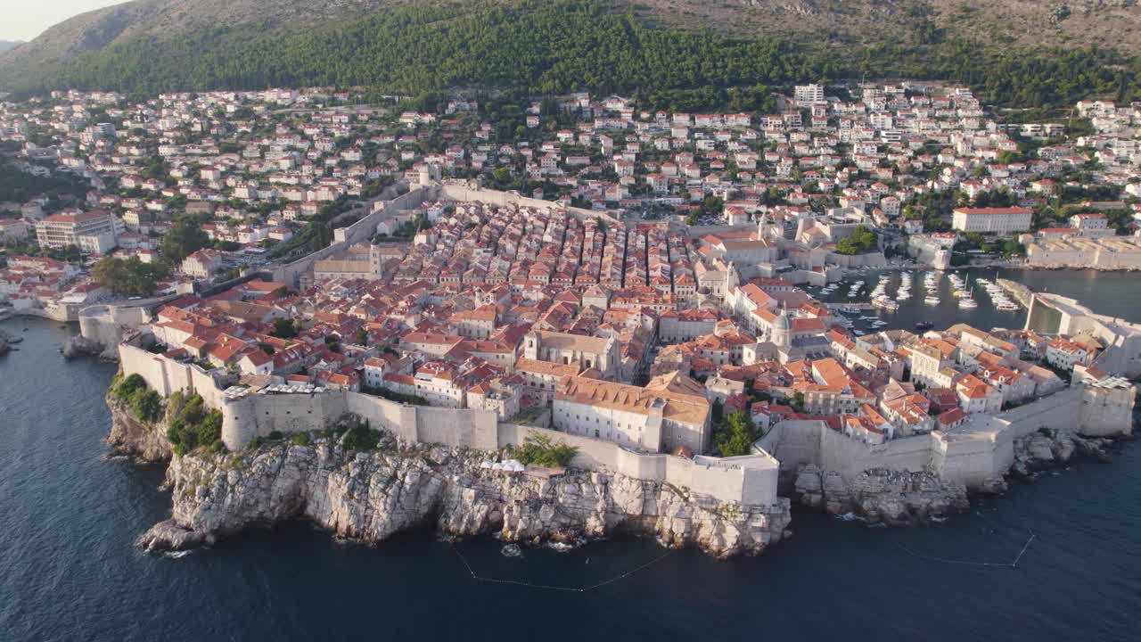 Città Vecchia di Dubrovnik turistica e storica sulla costa Dalmata, vista drone