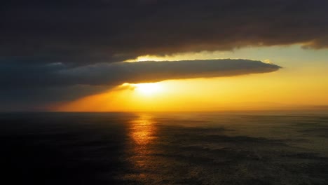 dramático atardecer sobre el océano