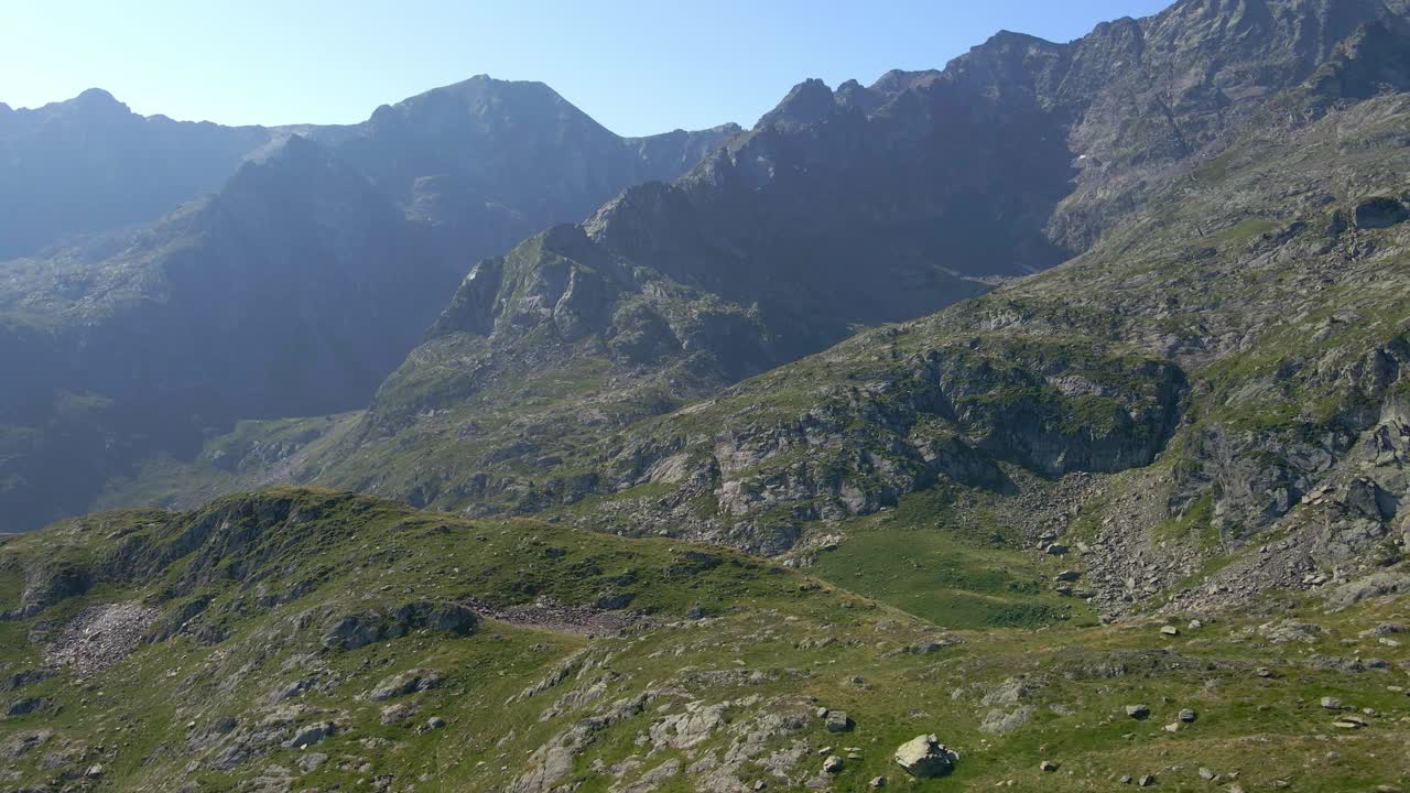 imágenes de un avión no tripulado de un valle verde en las montañas de los pirineos