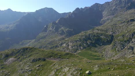 Imágenes-De-Drones-De-Un-Valle-Verde-En-Las-Montañas-Pyreness