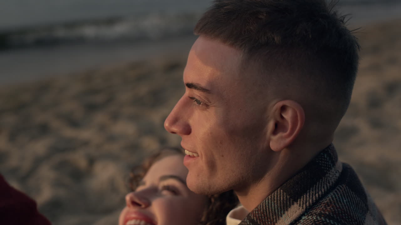 Coppia felice in posa per un selfie sulla riva del mare. Ragazza e ragazzo che si scattano un selfie.