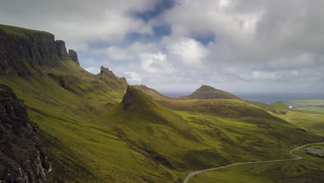 Un-Lapso-De-Tiempo-Con-Zoom-Lento-En-El-Valle-De-Quiraing-En-La-Isla-De-Skye-En-Un-Día-Nublado-Con-Las-Nubes-Moviéndose-Rápidamente-Por-El-Valle,-Hébridas-Interiores,-Escocia