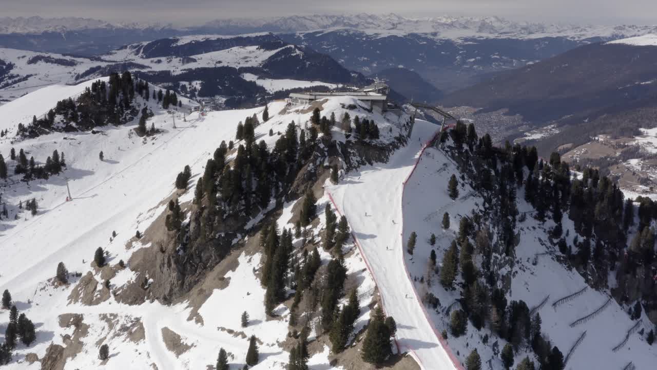vista de la estación de esquí alpina nevada