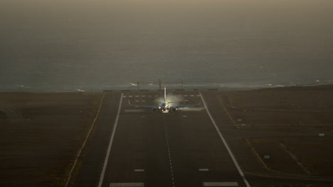 Flugzeug-Landet-Auf-Dem-Flughafen