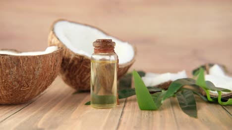 aceite de coco y hojas frescas