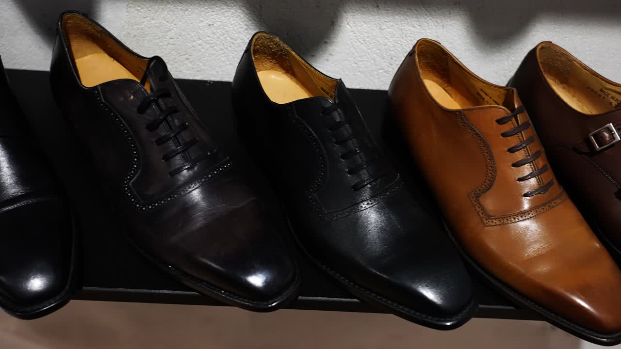 타일러 실내 가게에서 다양한 색상의 수작업 가죽 신발 플