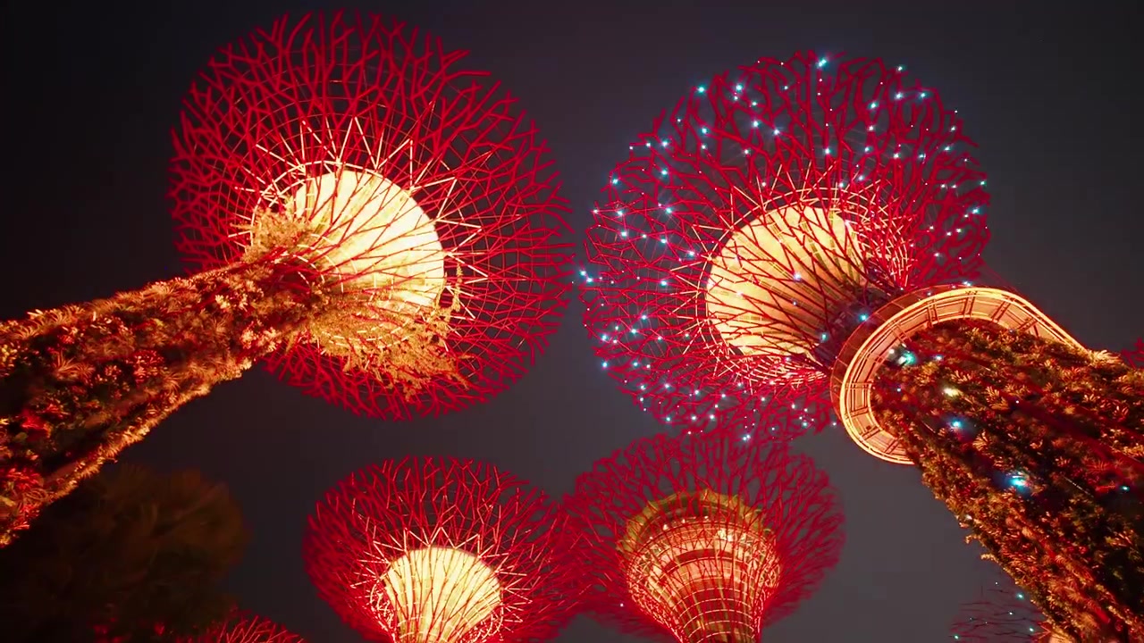Khu vườn Supertree Grove tương lai rực rỡ trong ánh đèn xanh lá và vàng vào ban đêm tại Singapore