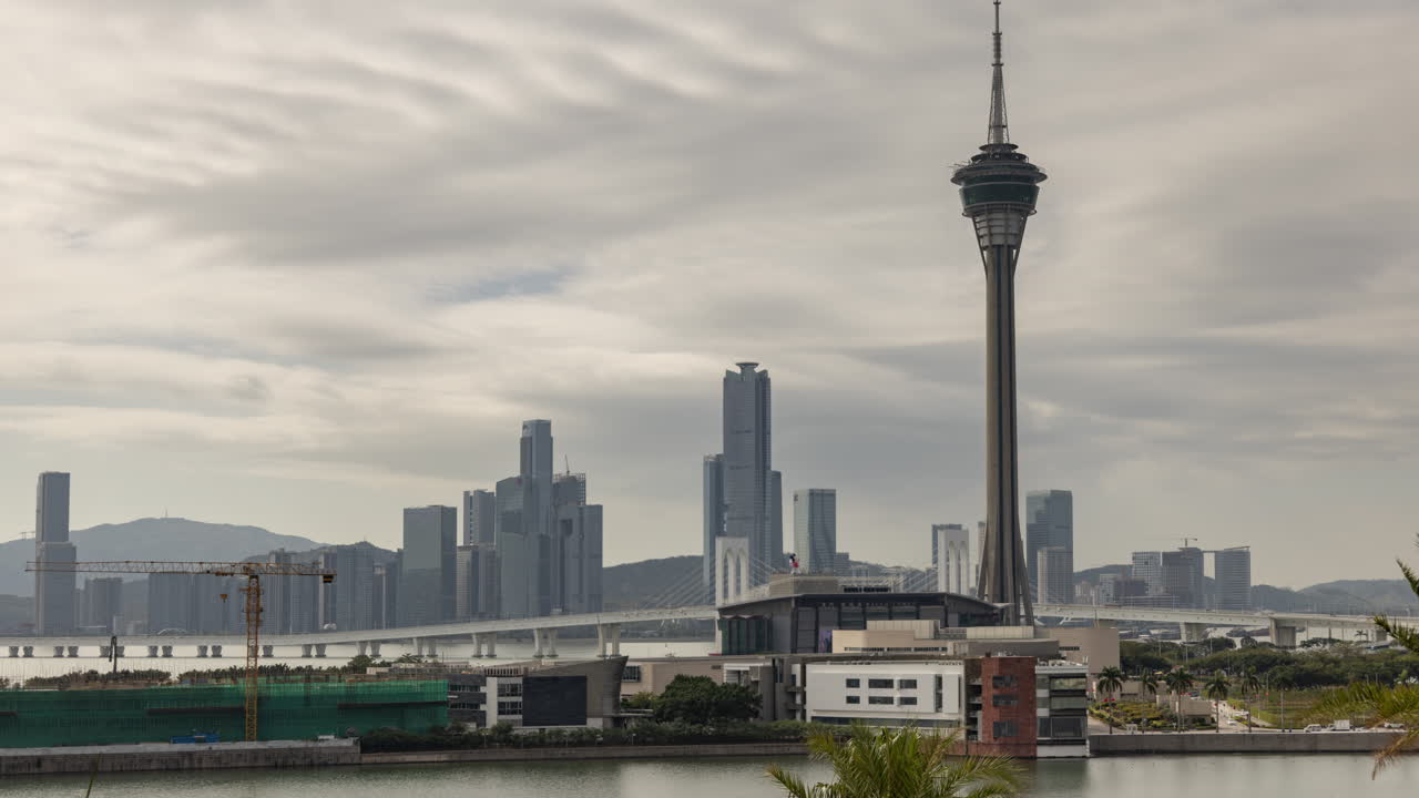 Time-lapse dello skyline di Macao con torre iconica e nuvole in movimento