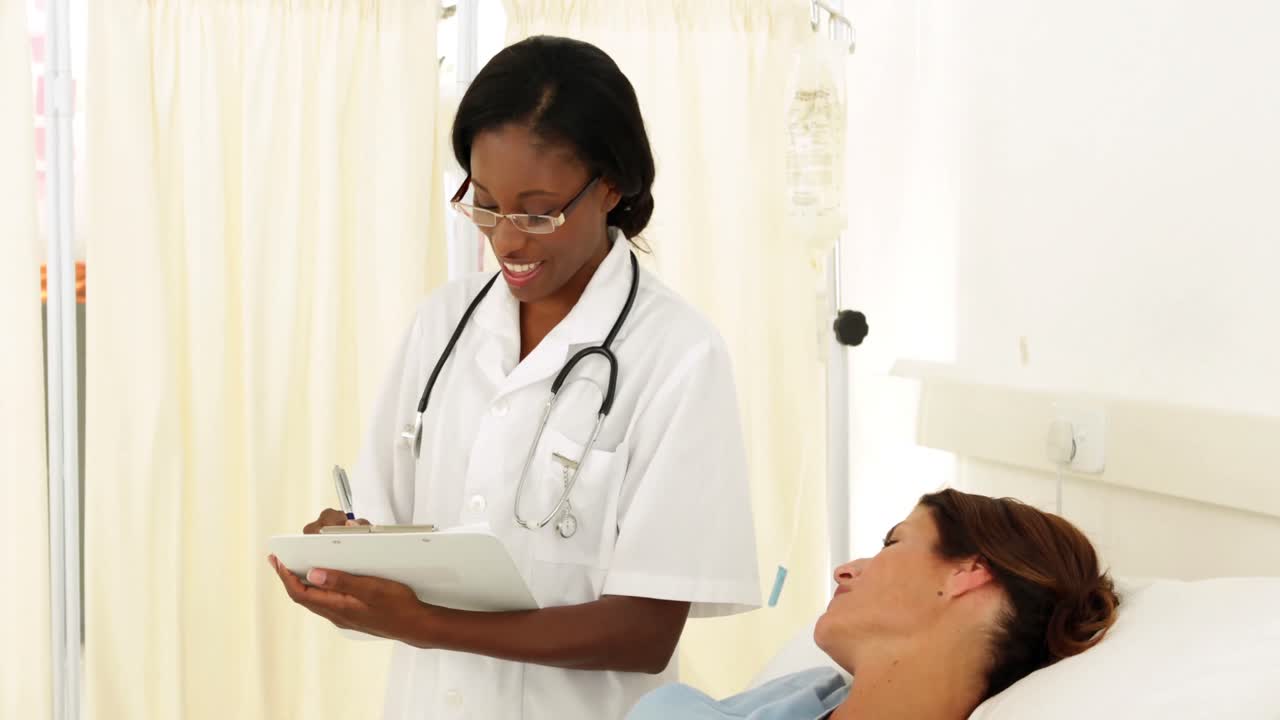 enfermera amigable chequeando a su paciente