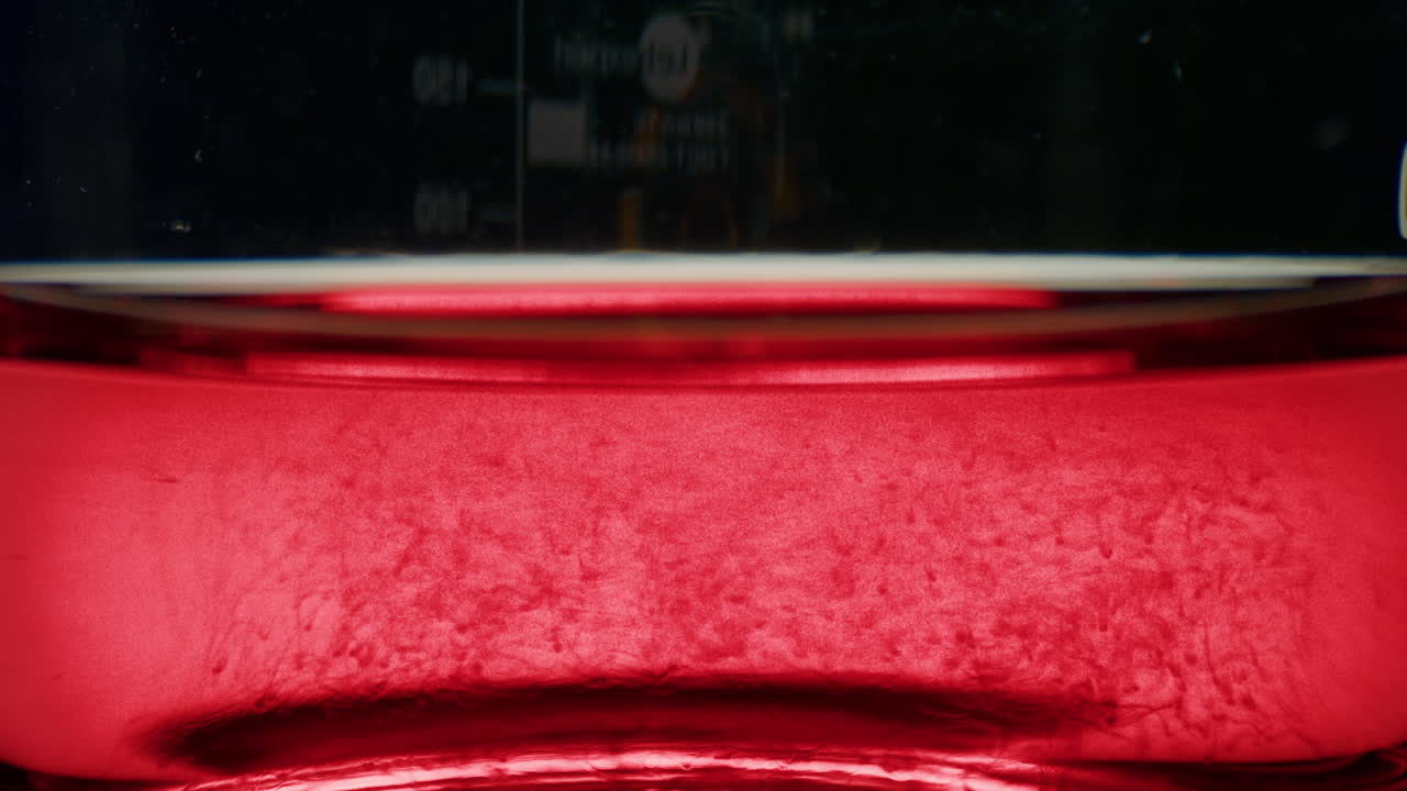 혈액 입자가 물에 용해됩니다. 혈액 세포가 시험관에서 움직입니다.