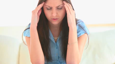 mujer joven con dolor de cabeza