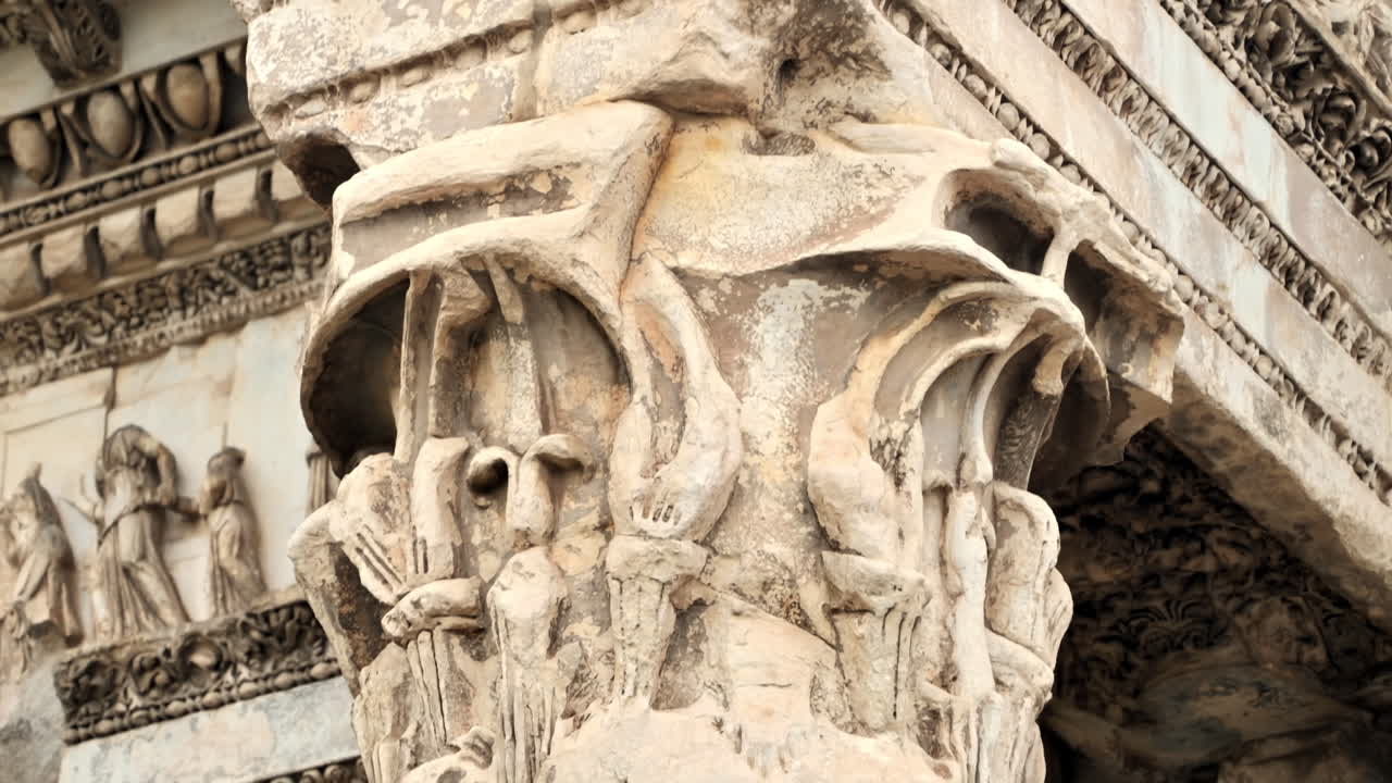 Primo piano della facciata di un antico edificio con stucchi e sculture a Roma, Italia