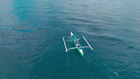 Pescador-Filipino-Trabajando-Con-Líneas-De-Mano-Para-Pescar-En-Un-Estabilizador