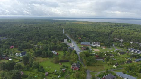 dron en movimiento hacia adelante de un pueblo estonio junto al mar