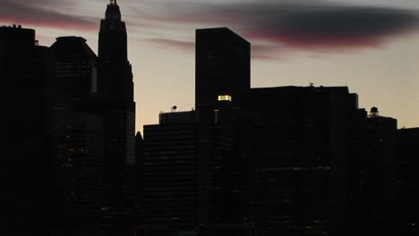 Ein-Schwenk-Der-Skyline-Von-New-York-Zur-Goldenen-Stunde-Zu-Den-Lichtern-Der-Brooklyn-Bridge