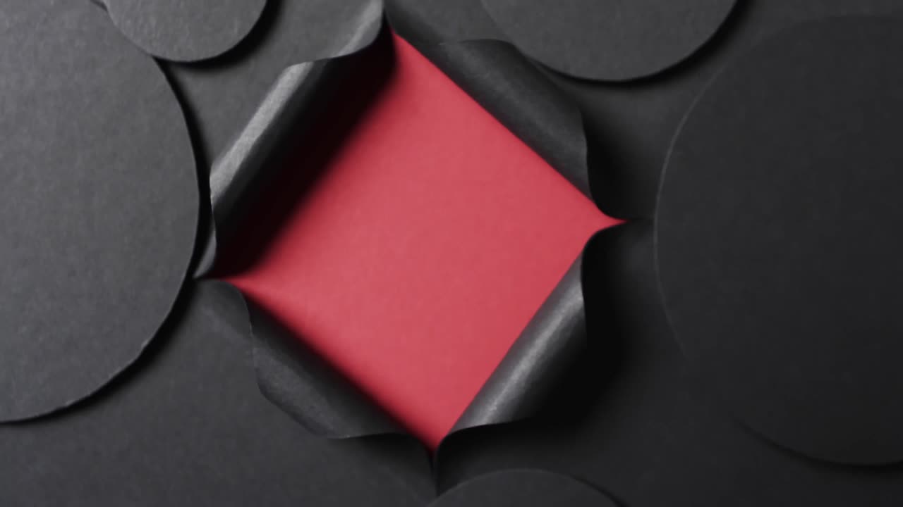 вертикальное видео кругов из черной бумаги и квадратного выреза с копировальным пространством на красном фоне