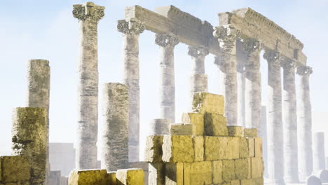 antiguas columnas se elevan contra un cielo despejado en una ubicación de ruinas históricas