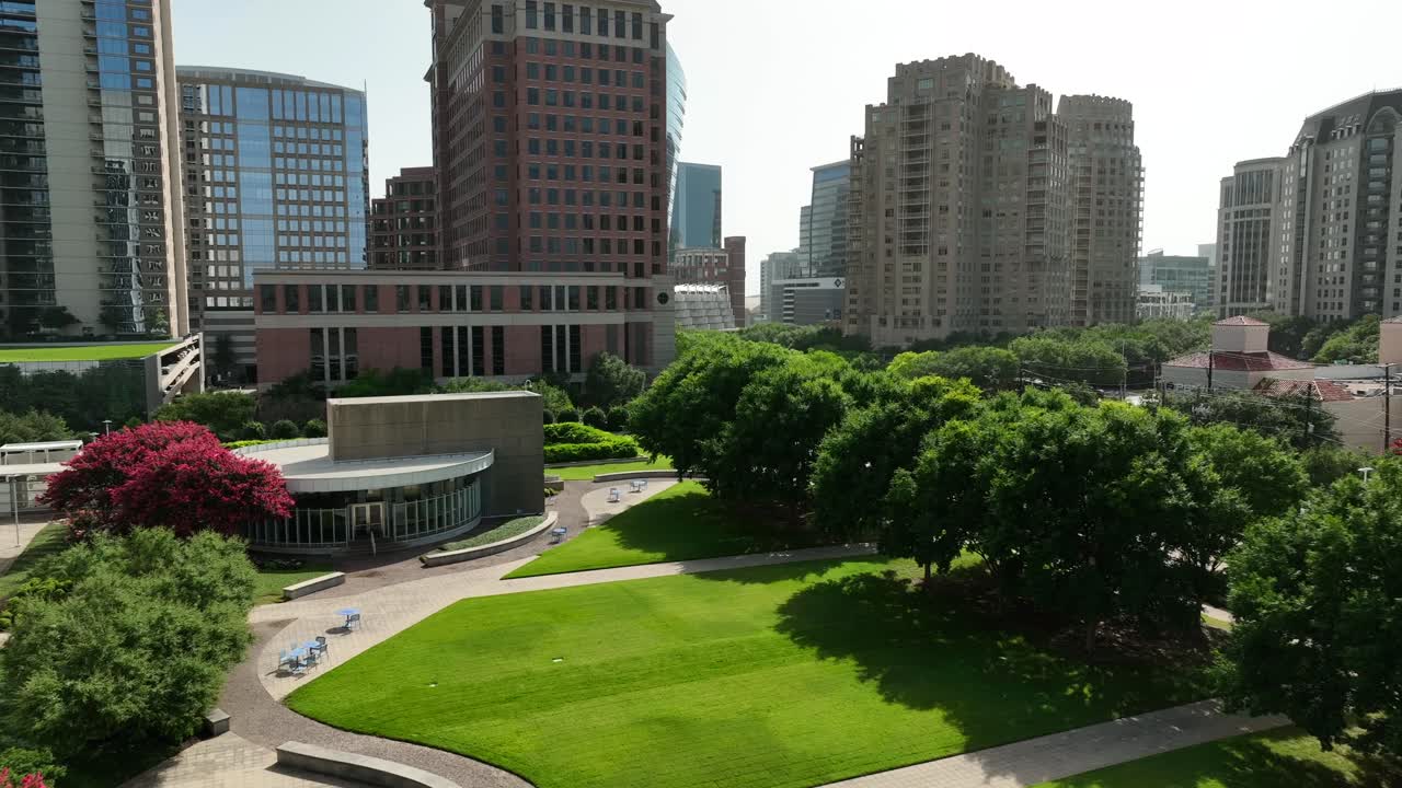 Cidade urbana americana com parque e área verde.
