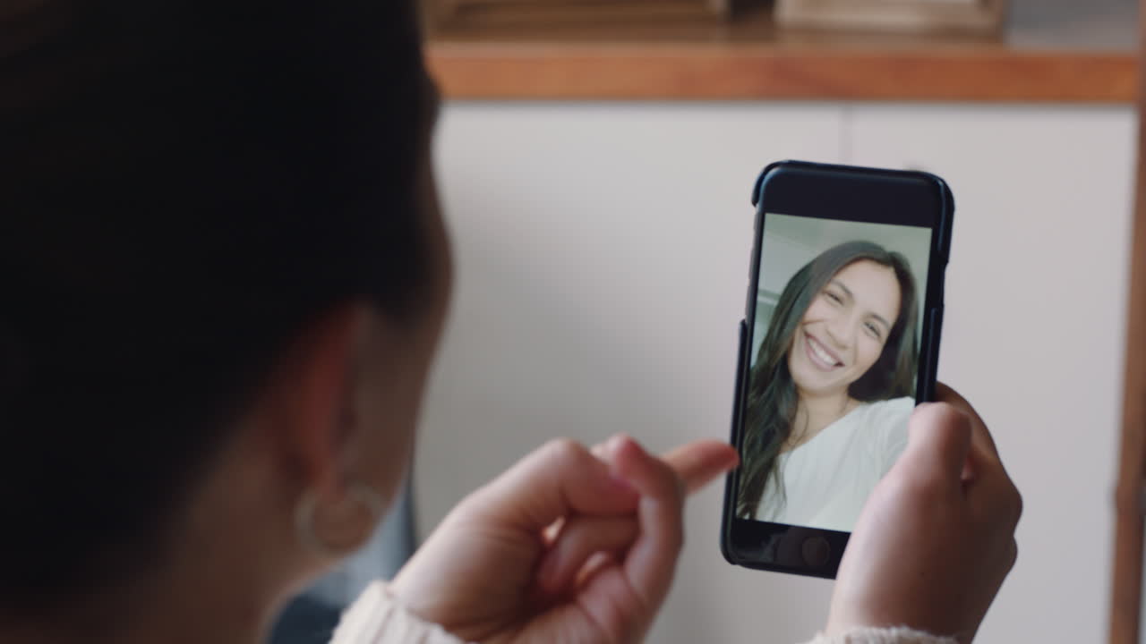 mujer sorda mujer que usa un teléfono inteligente video chateando con su mejor amiga comunicándose con lenguaje de señas gestos con las manos disfrutando de la comunicación en línea