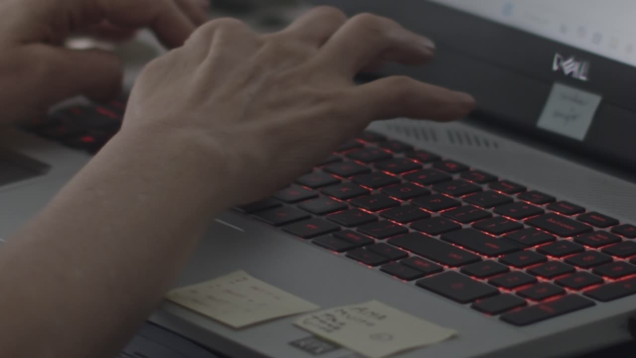 primer plano de las manos escribiendo en un teclado de portátil