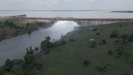 antena: presa vaal libera agua de inundación de primavera