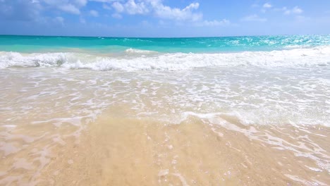 Hermosas-Olas-Del-Mar-Azul-Golpeando-La-Playa-De-Arena