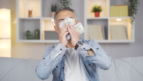 al hombre le encanta el dinero.