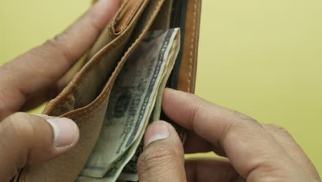 abriendo la billetera con dinero