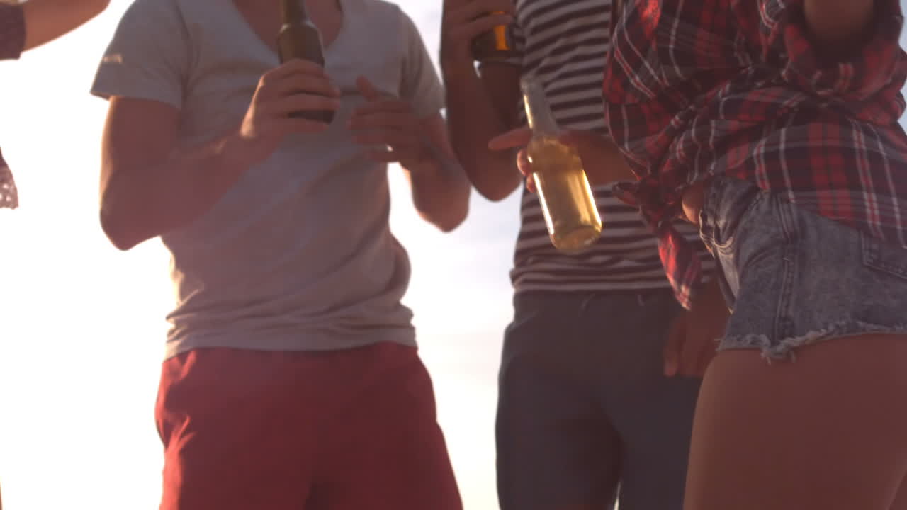 un grupo de amigos están disfrutando de sus vacaciones con una bebida