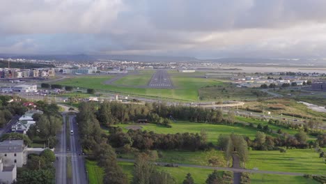 Volando-Hacia-La-Pista-De-Aterrizaje-Norte-Del-Aeropuerto-De-Reykjavík,-Islandia,-La-Luz-Del-Sol-Al-Atardecer