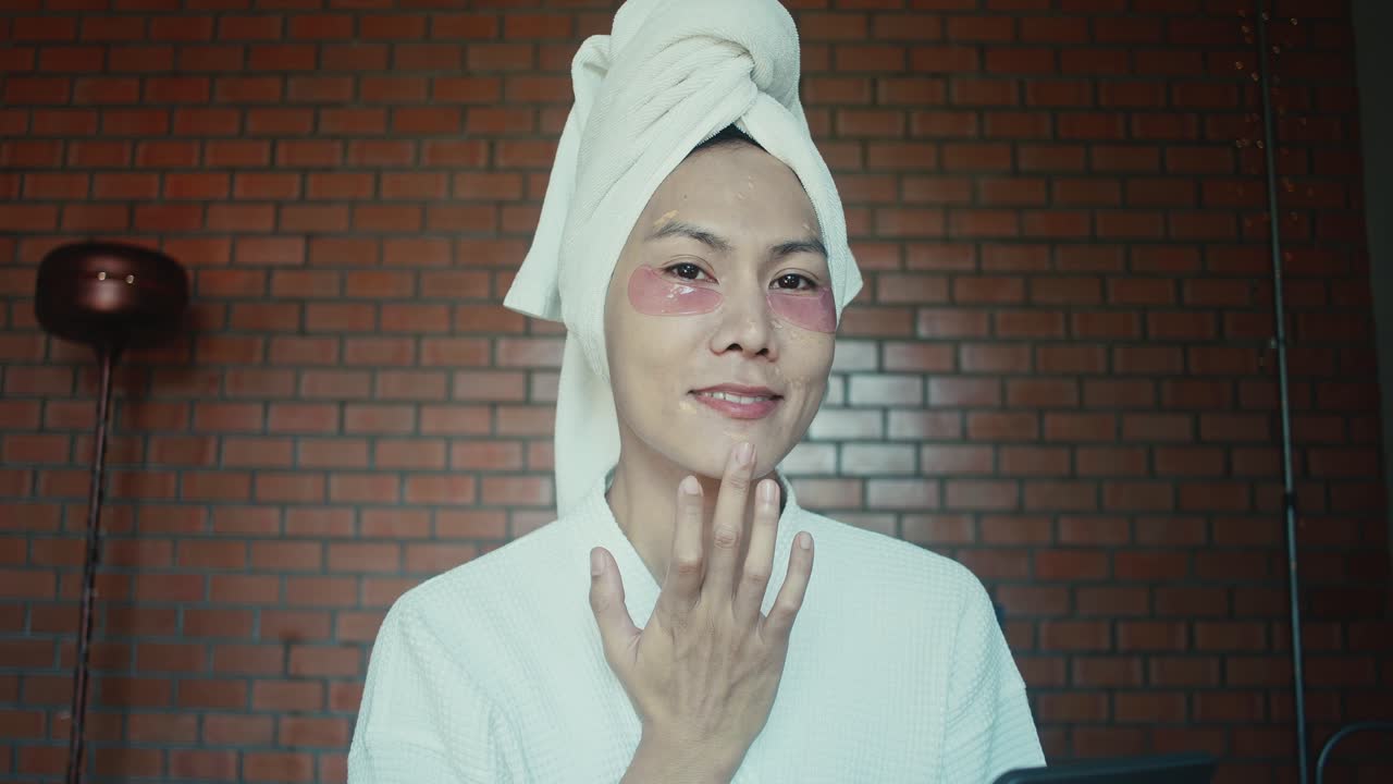 Wanita mengaplikasikan masker wajah