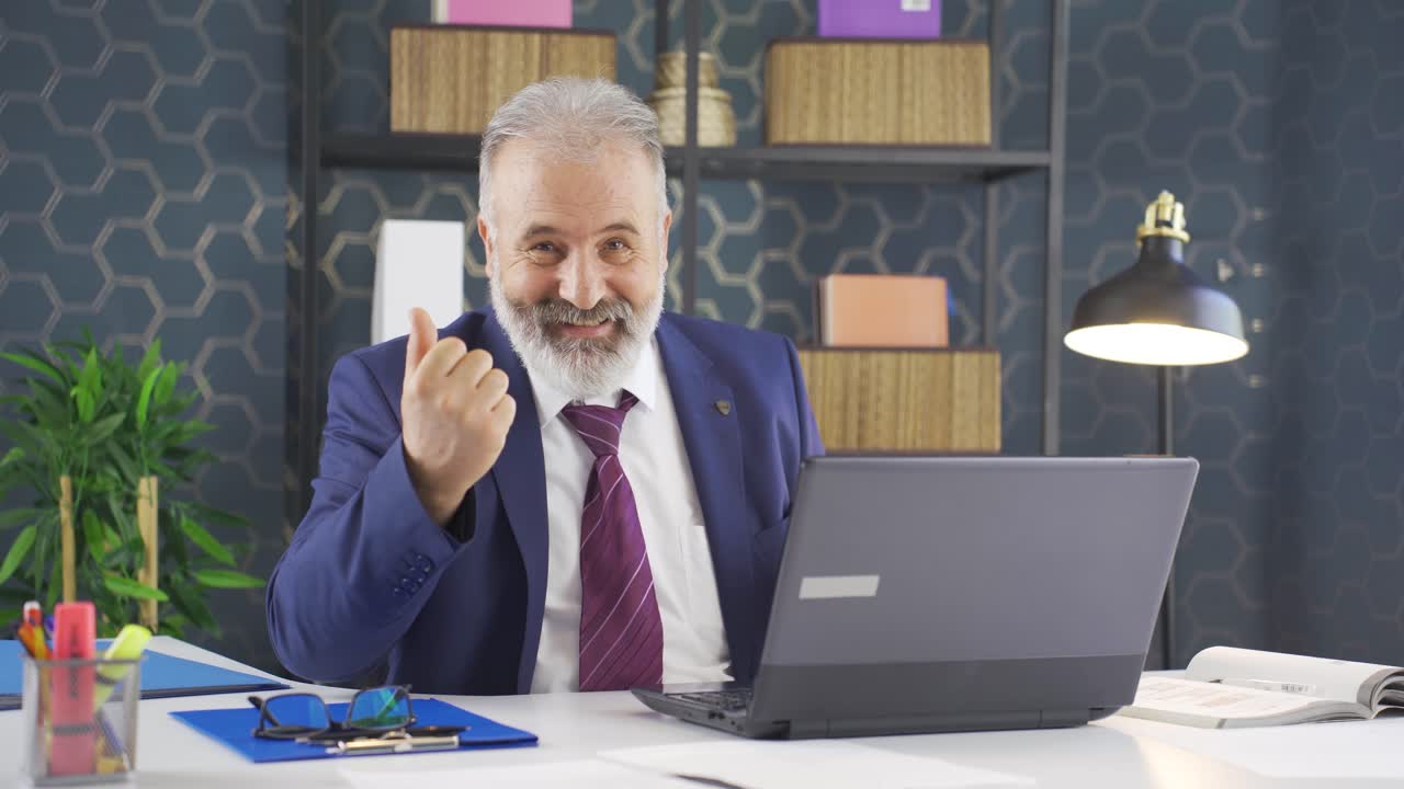 좋은 소식을 받는 사업가입니다.