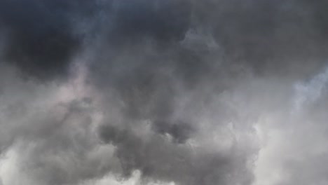 Nubes-Cumulonimbus-Oscuras-Y-Relámpagos-En-La-Tormenta