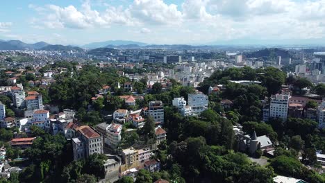 Paisaje-De-La-Ciudad-De-Río-De-Janeiro-Con-Casas-Alrededor---Increíble-Vista-Aérea-Del-Paisaje