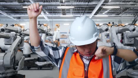 trabajador industrial feliz celebrando el éxito
