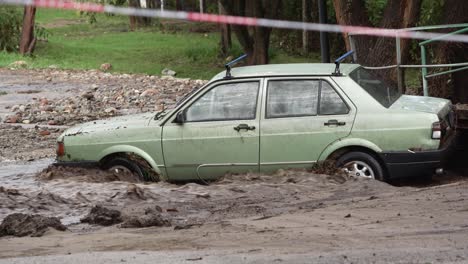 Un-Coche-Atrapado-En-Un-Río-Durante-Una-Inundación