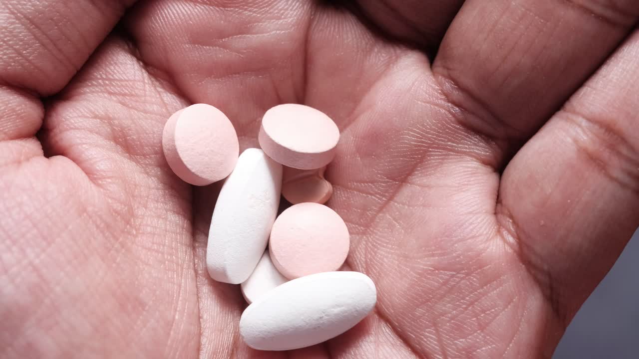 여러 가지 약을 한 손으로