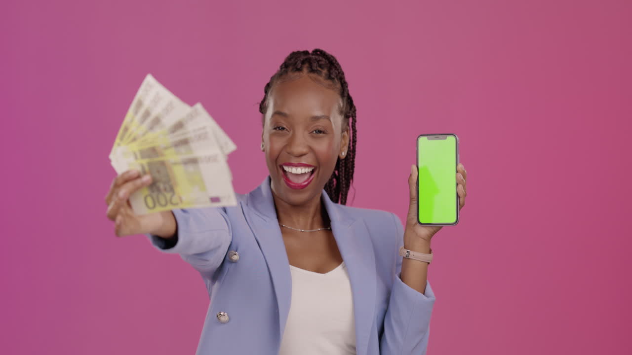 Donna di colore, denaro e telefono con schermo verde