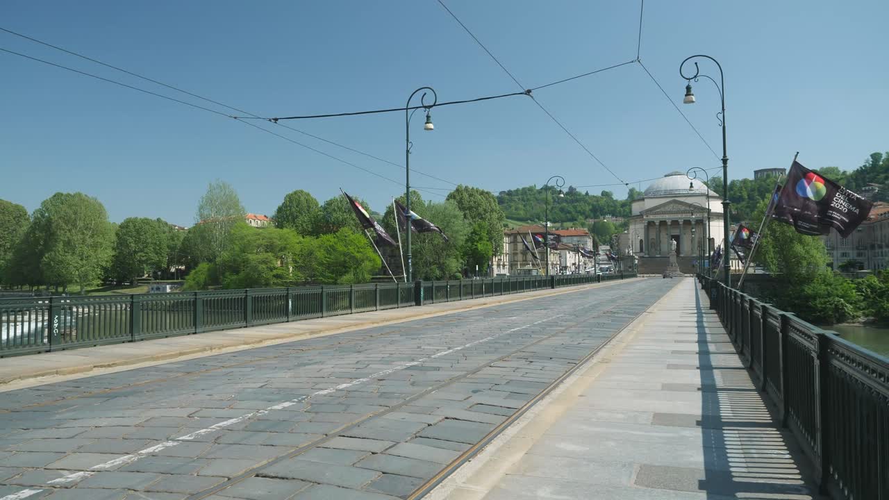 카톨릭 교회, 신의 위대한 어머니의 설정 샷