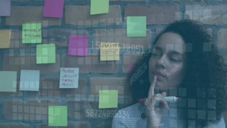 animación del procesamiento de datos sobre una mujer de negocios afroamericana que trabaja en la oficina