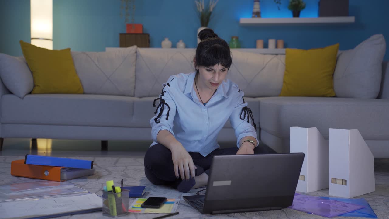 la mujer que trabaja en la oficina es divertida y alegre.