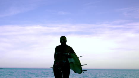 Surfista-Femenina-Corriendo-Hacia-El-Océano