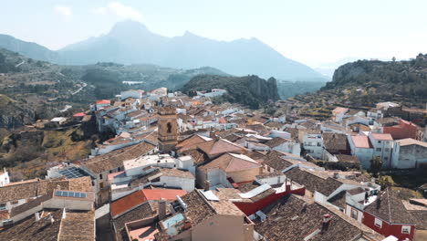 Pequeño-Pueblo-Español-Con-Iglesia