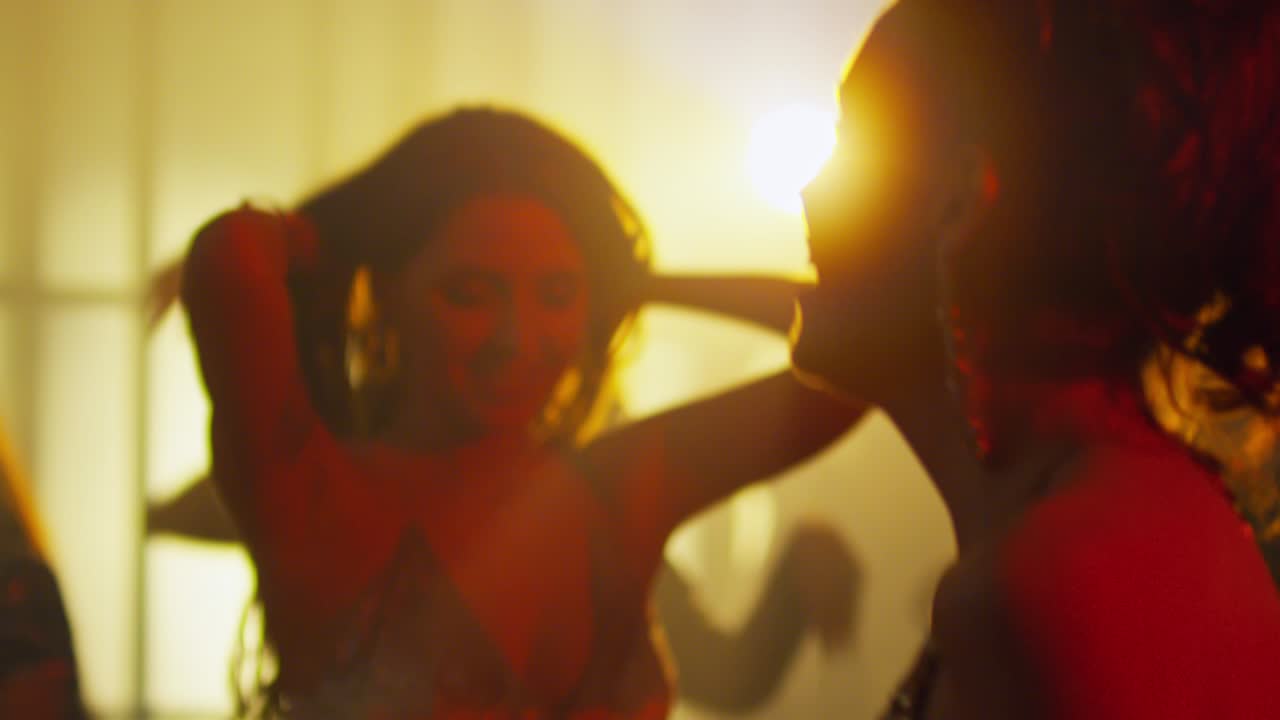 jóvenes haciendo danza de manos