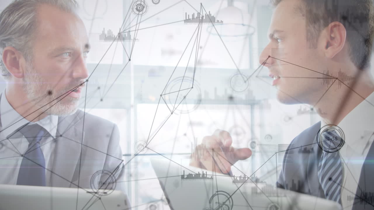 태블릿을 사용하는 두 명의 백인 사업가에 대한 연결 네트워크의 애니메이션